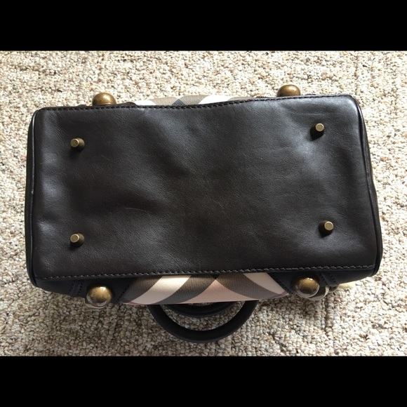 Authentic Burberry Novacheck - Picture 2 of 7